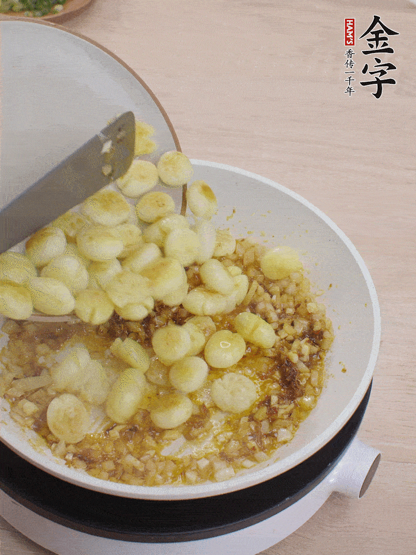 下小土豆翻炒均勻。
