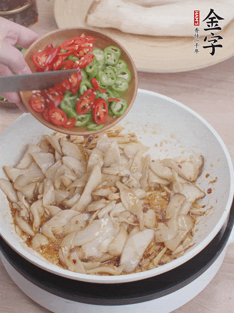 下杏鮑菇、青紅辣椒炒出香味。