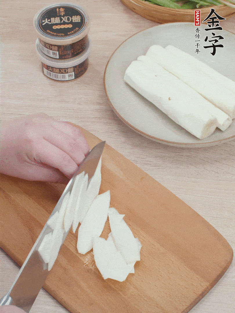 鐵棍山藥去皮，斜刀切片。