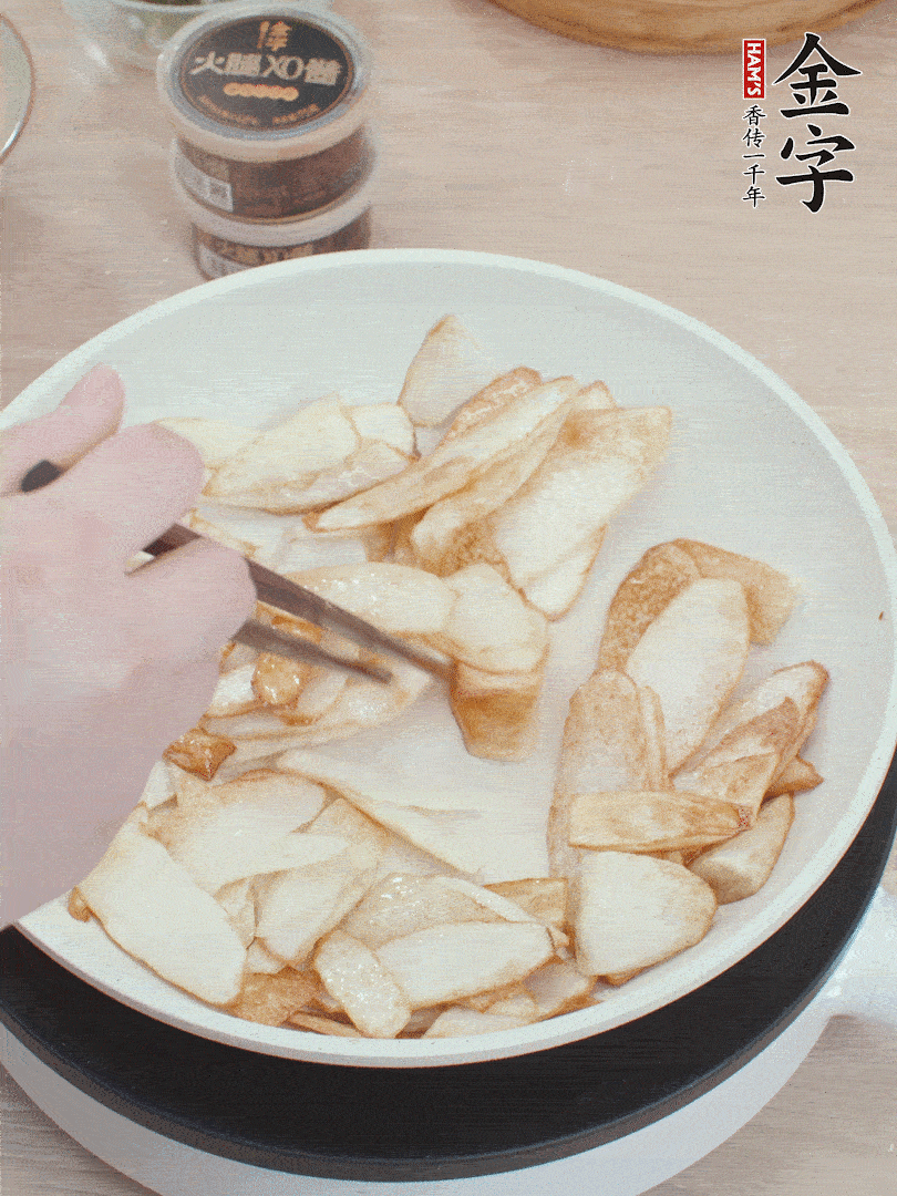 鍋中熱油，山藥煎至兩面金黃。