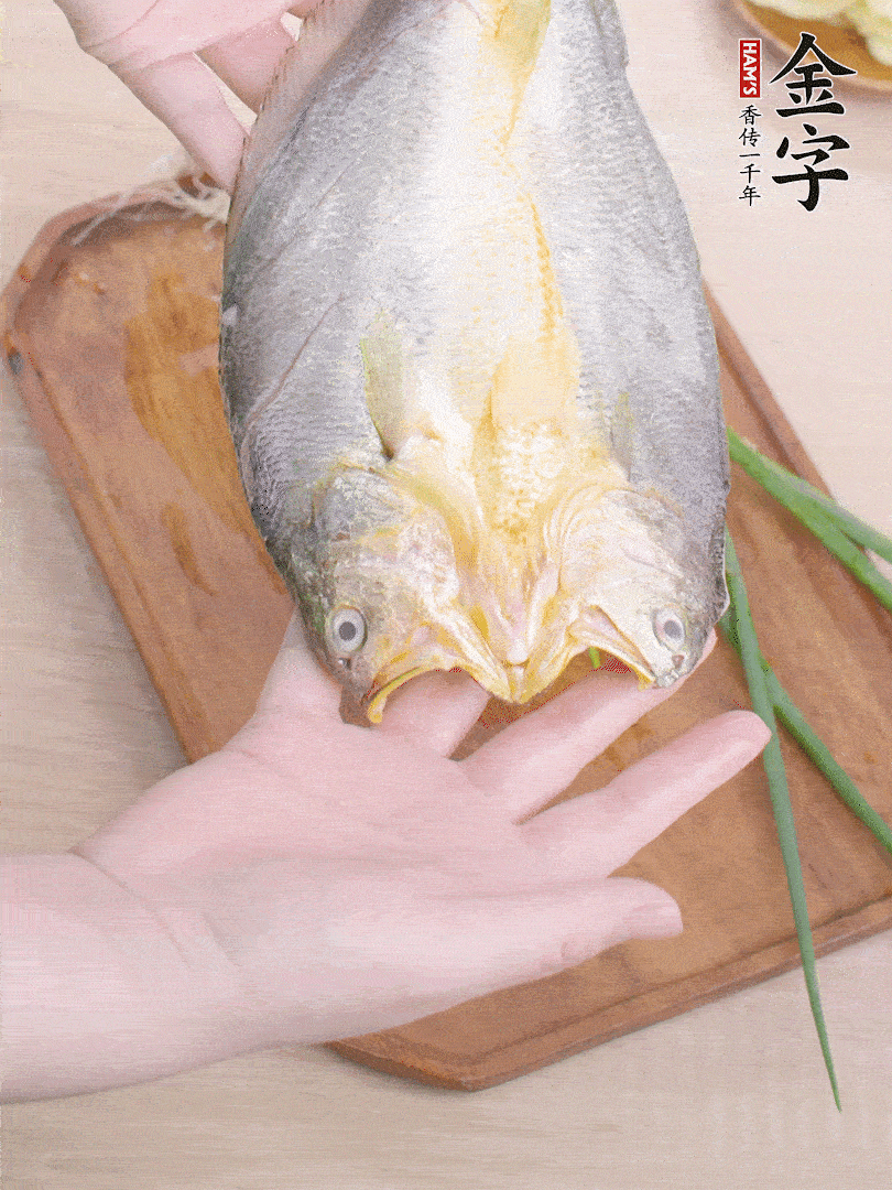 黃魚背部開刀，洗凈切花刀。適量鹽涂抹魚身兩面。
