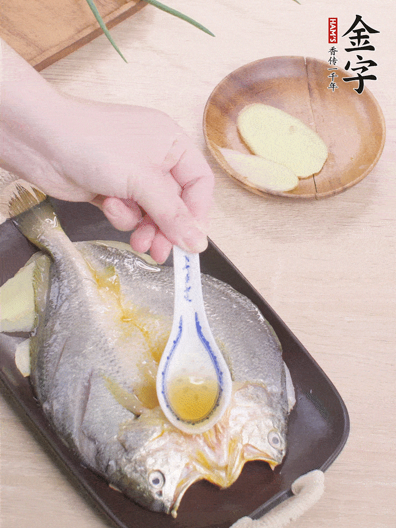 盤底鋪姜片，放黃魚，淋2勺料酒。