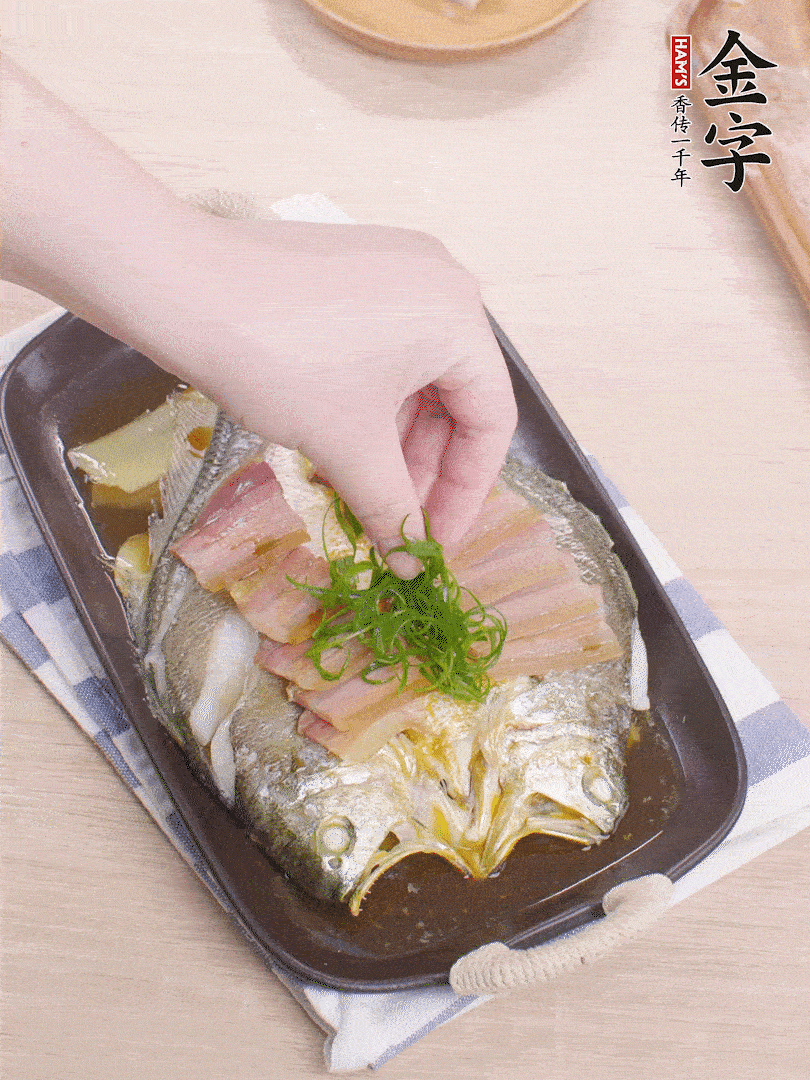 取出姜蔥，淋2勺蒸魚豉油，擺蔥絲。