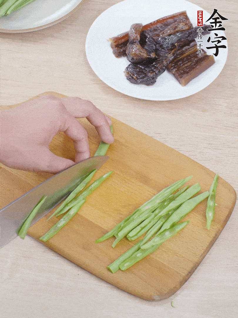 四季豆切絲。