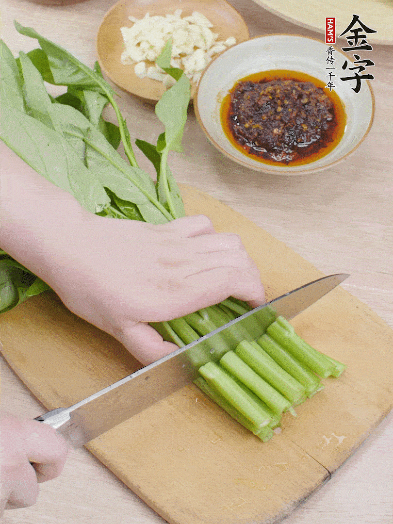 空心菜切段，大蒜拍碎切末。