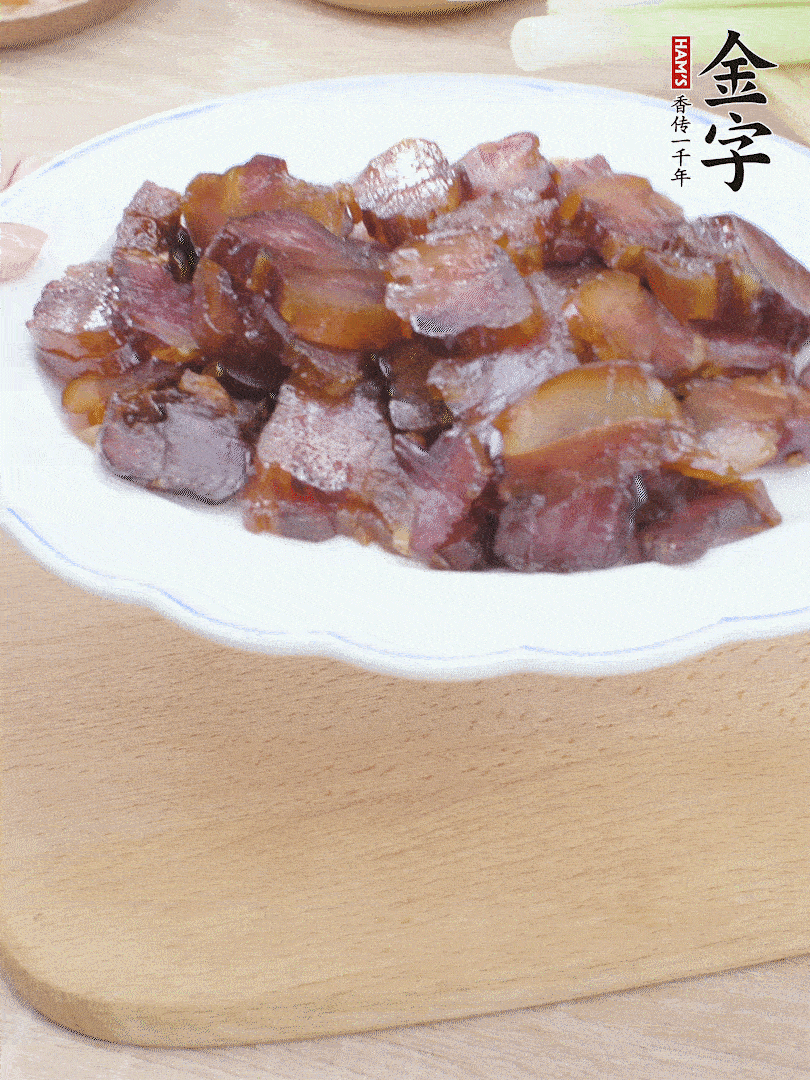 金字醬油肉水煮15分鐘，切薄片。