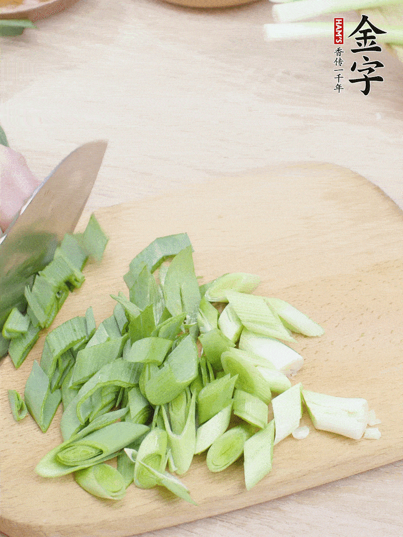 青蒜切段。（蒜白可以拍一下，再斜著切）