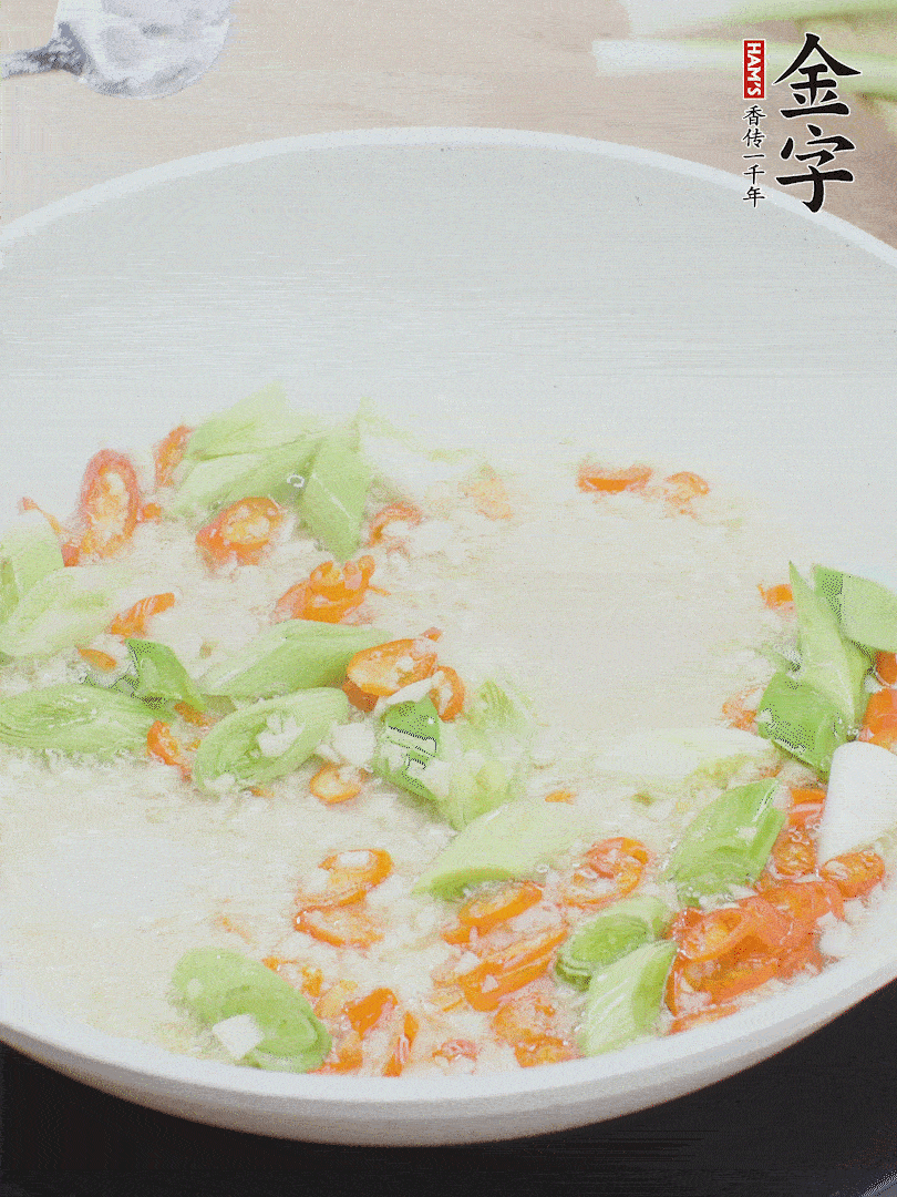 油5成熱時(shí)，下蒜末、辣椒、蒜白煸炒。