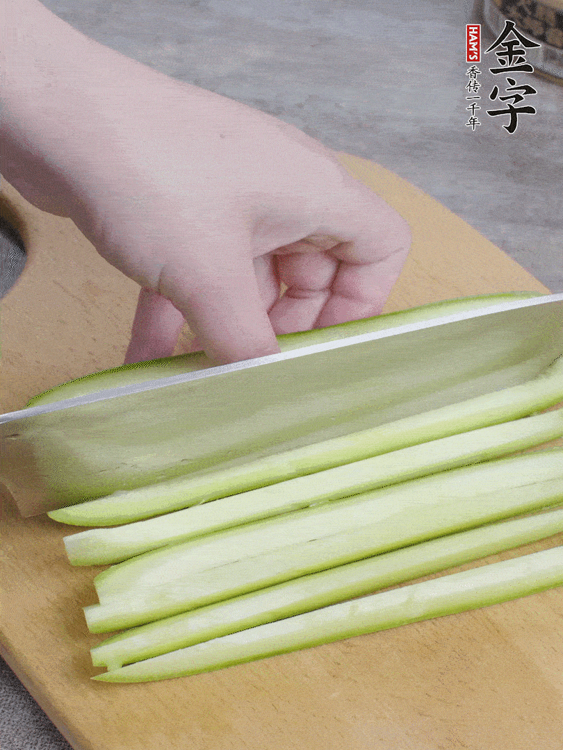 西葫蘆對半切，去瓤切條。