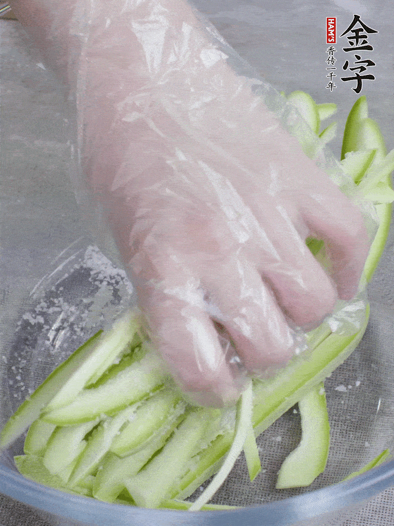 加鹽腌制15分鐘，清洗后擠干水份。