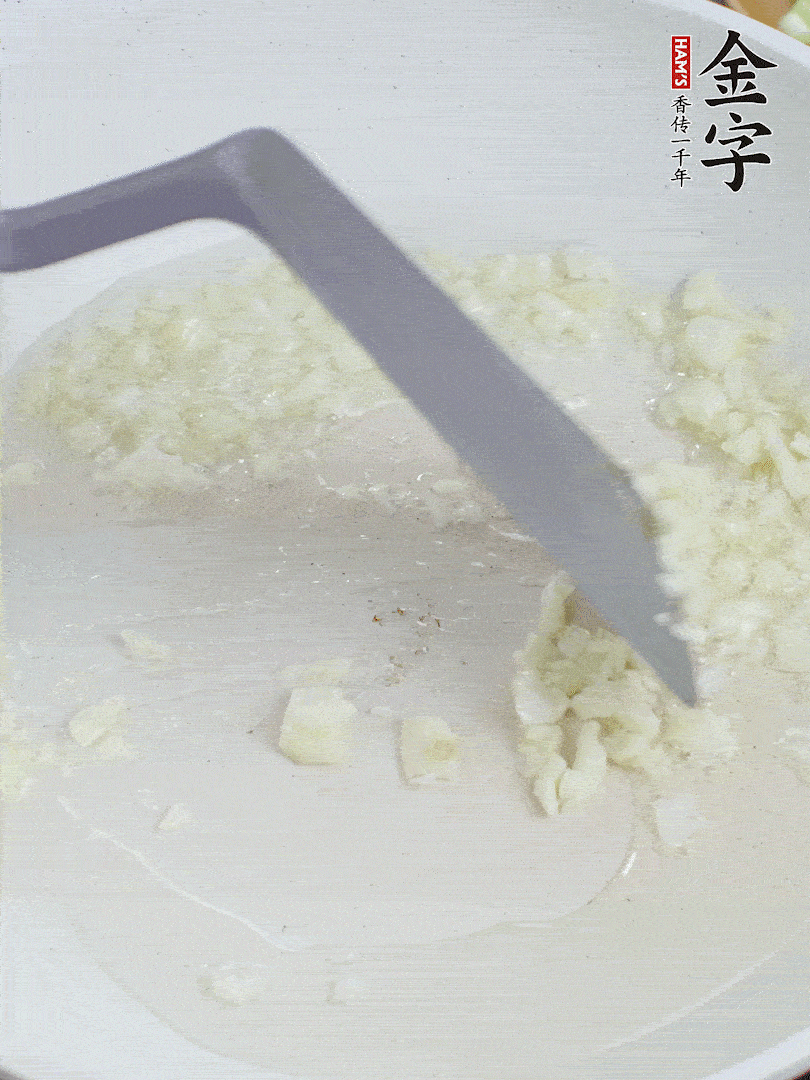 冷鍋熱油，下大蒜煎至兩面微黃。