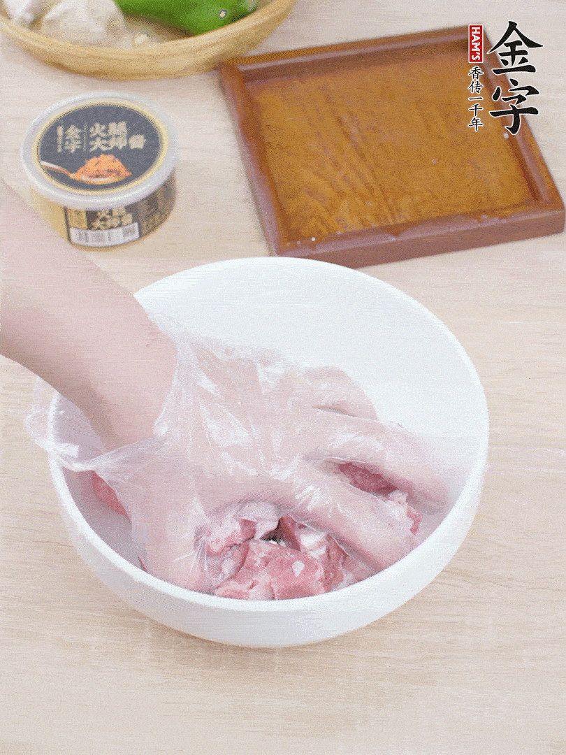 豬小排，加1勺料酒、1勺蠔油、1/3勺白胡椒粉、淀粉，抓拌均勻腌漬30分鐘。青椒去蒂去籽切塊。洋蔥去皮切塊。