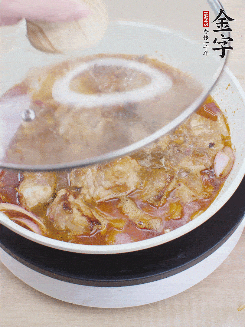 下小排翻炒，加1勺生抽、1點(diǎn)白砂糖和少許水燜2分鐘。