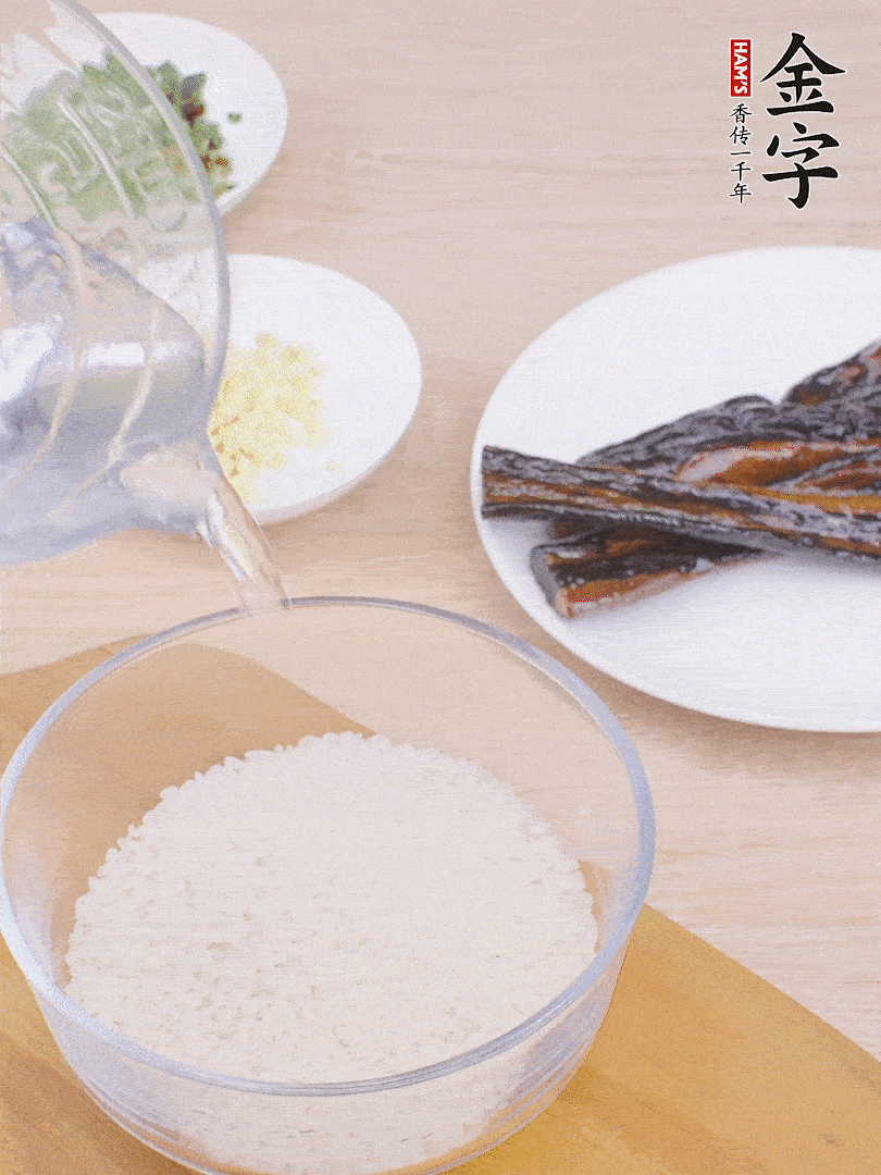 大米提前用清水浸泡1小時。
