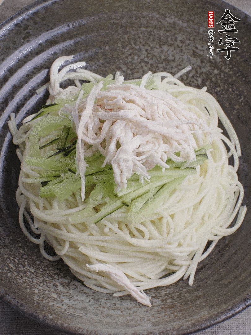 堿水面（熟）倒入大碗中，鋪上黃瓜絲、雞絲。