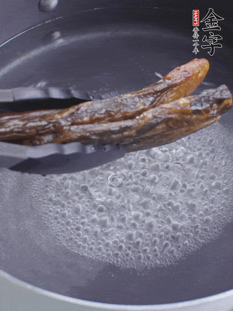 金字醬油肉水煮15分鐘，切薄片。