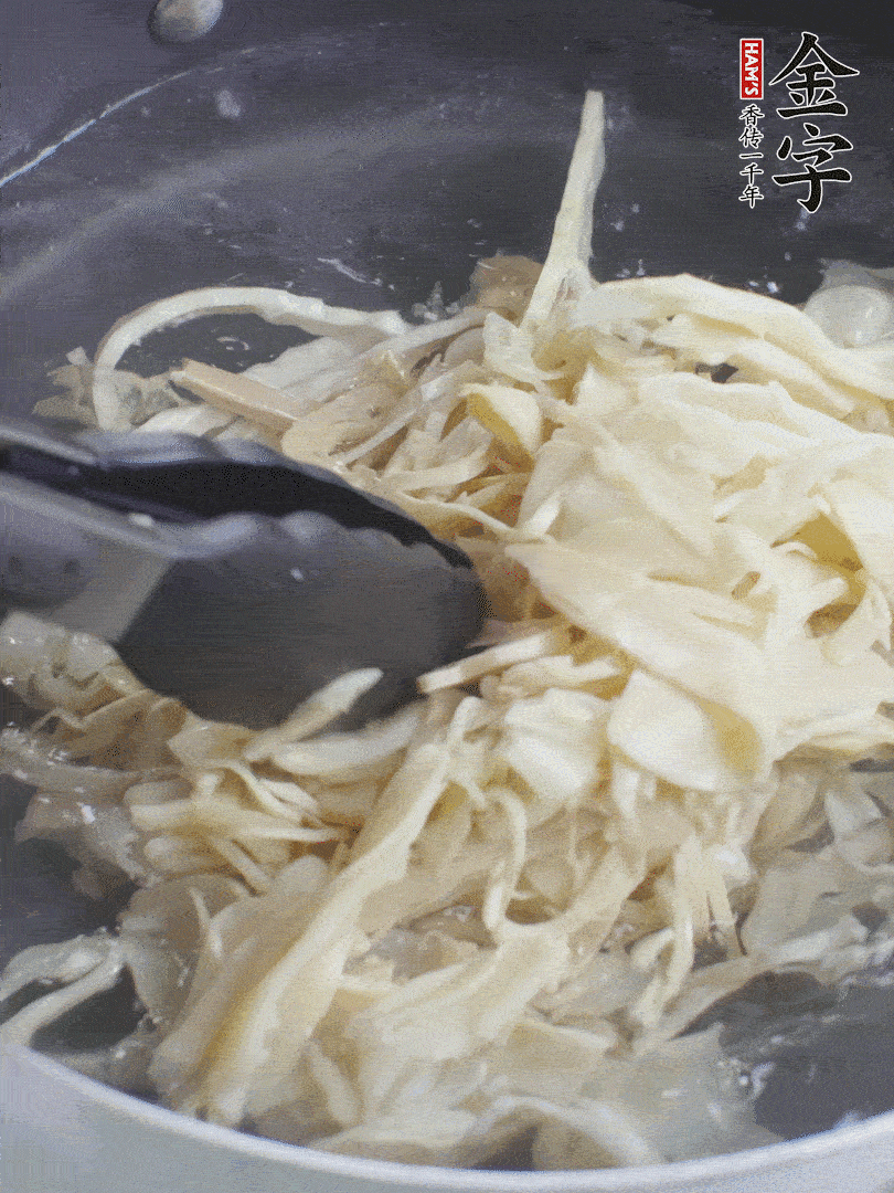 糯米筍焯水1分鐘，過涼水，擠干水份。