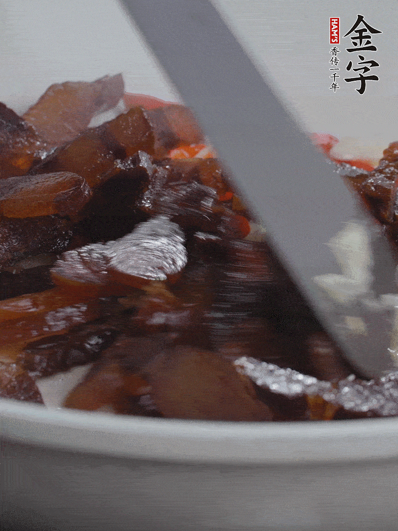 下醬油肉，煸出油脂。