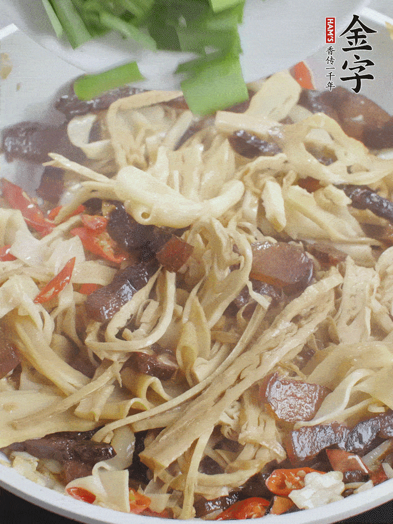 翻炒均勻，下蒜葉。