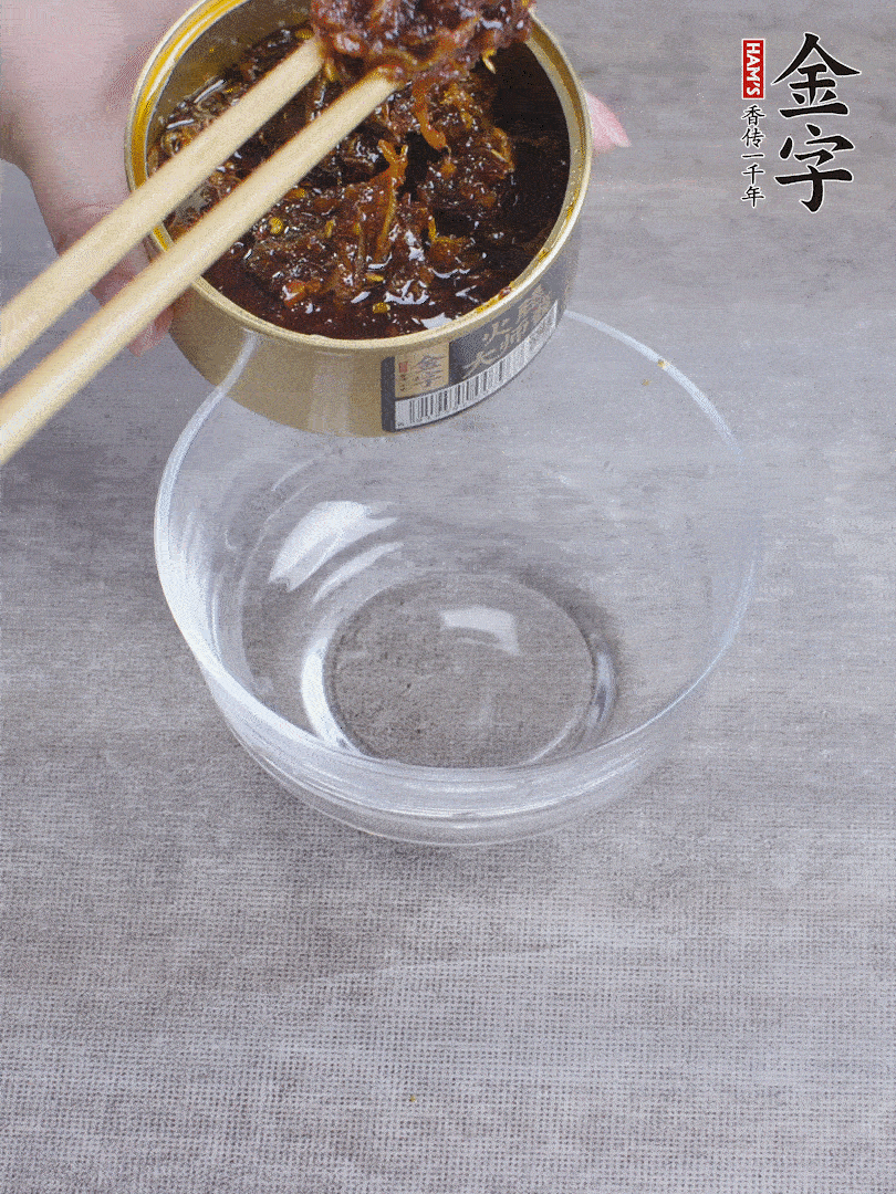 金字火腿大師醬2勺、醬油1勺、白砂糖1/2勺調(diào)勻。