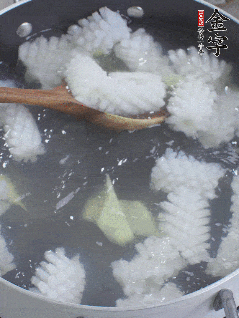 魷魚解凍后，加姜片、料酒汆燙30秒。