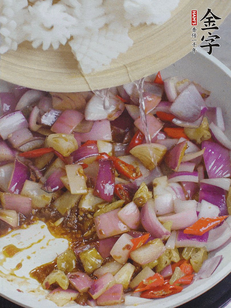 下魷魚花，2勺料酒炒勻。