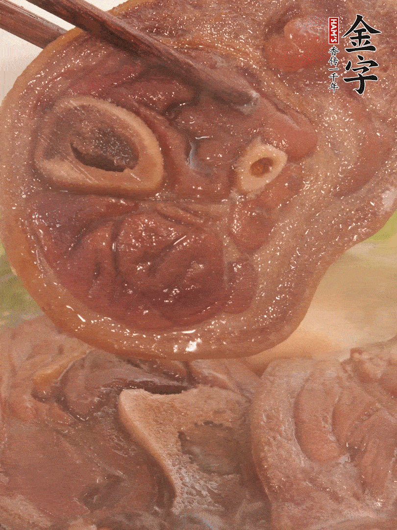 大火燒開(kāi)后，調(diào)成小火燜煮30分鐘，煮至蓮藕軟糯。
