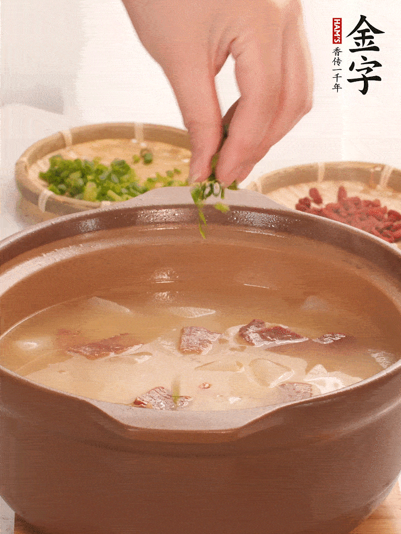 最后點(diǎn)綴點(diǎn)小蔥花、枸杞，增色提味。