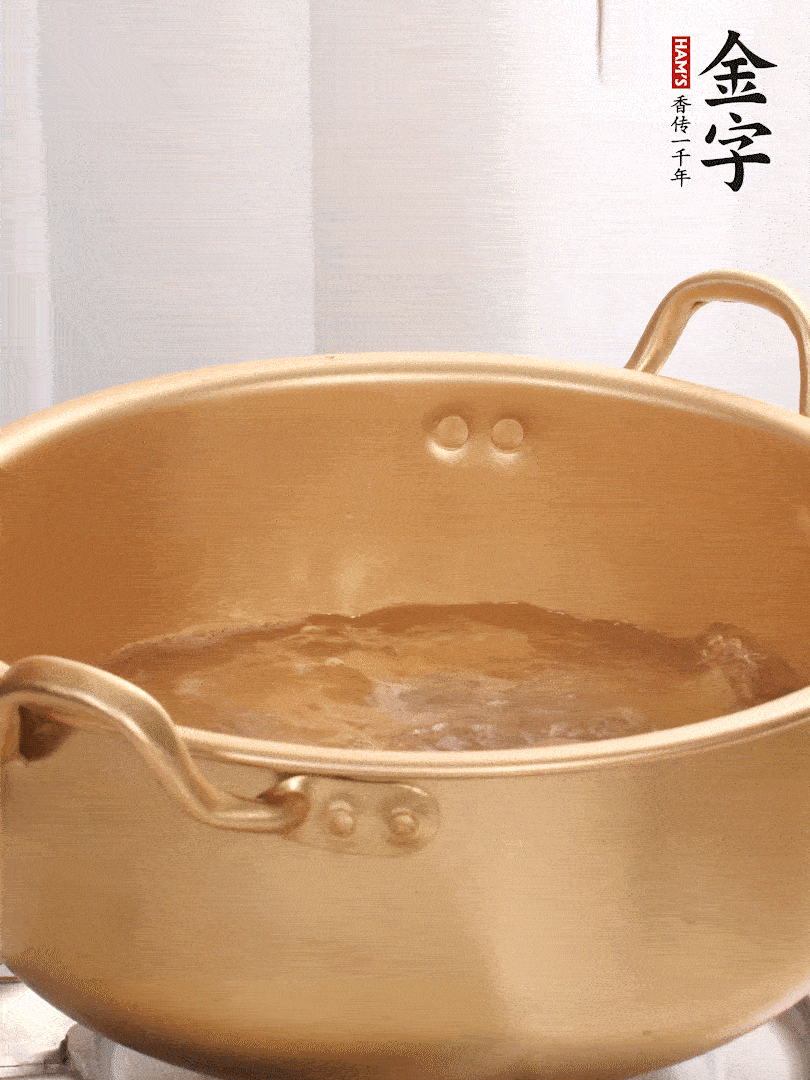排骨加姜片、料酒，冷水下鍋焯水，撇去浮沫。