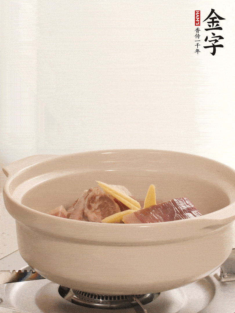 湯鍋放入排骨、火腿、姜，加適量水。煮開后轉(zhuǎn)小火燉40分鐘。