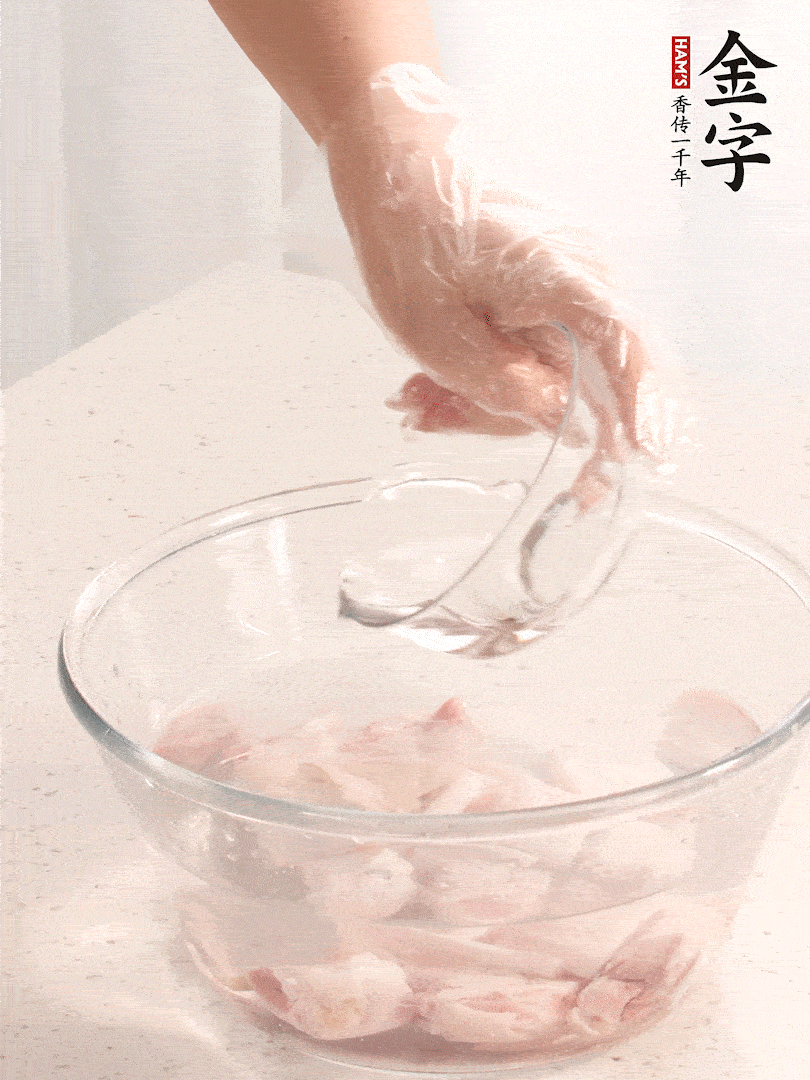 豬蹄除去雜毛、刮去油膩，斬成大塊，冷水浸泡半小時(shí)出血水，冷水下鍋，放入姜片、醋去腥，水燒開大約2分鐘，撈出。（白醋能夠讓豬蹄更白凈）