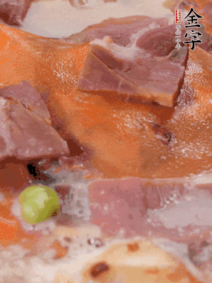 放適量料酒、清水煮到沸騰，再下蟹塊燜煮8分鐘。