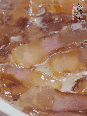 油5成熱，醬油肉煸香。