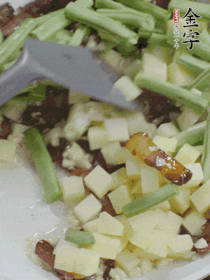下蒜末、豆角、土豆塊翻炒。