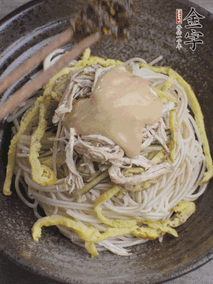 生抽1勺、醋1勺、芝麻醬1勺、金字火腿大師醬1勺。