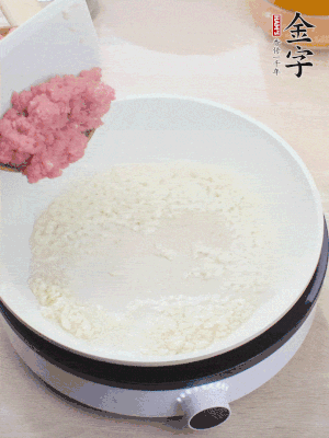 下火腿片、筍干均勻翻炒后，加2勺料酒、適量清水。