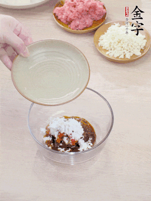 調(diào)料汁：金字火腿干貝醬2勺、剁椒1/2勺、生抽1/2勺、淀粉2勺、清水半碗。