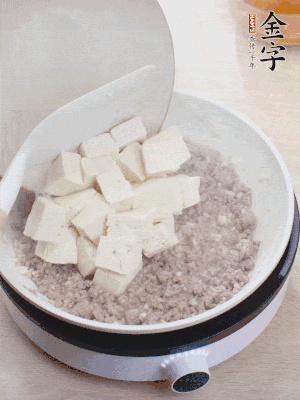 放豆腐翻拌均勻，倒料汁燜煮。