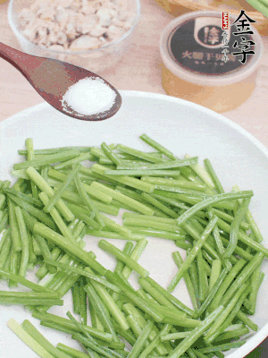 起鍋熱油，下韭菜苔炒至變色。加少許鹽。