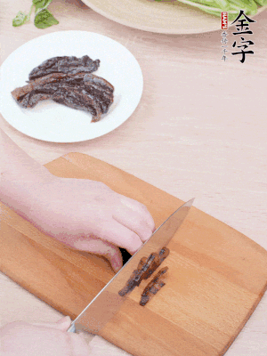 金字醬油肉下鍋煮10分鐘，切薄片。