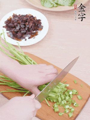 空心菜摘掉葉子，菜梗切成丁。