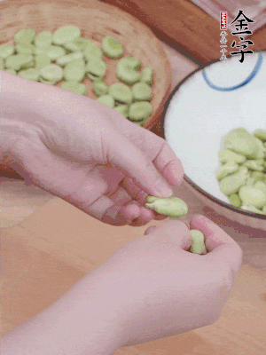 蠶豆剝殼，去掉豆衣，切碎。