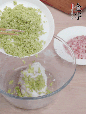 糯米粉邊揉邊加水，成團后揉進蠶豆、咸肉。