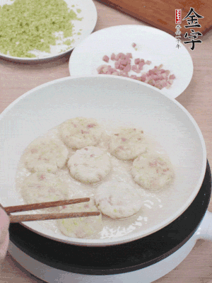 鍋中涼油，慢煎至兩面有脆殼。（油可以多一點）