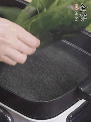 粽葉入沸水煮1分鐘，翻面再煮1分鐘，清洗干凈加水浸泡。