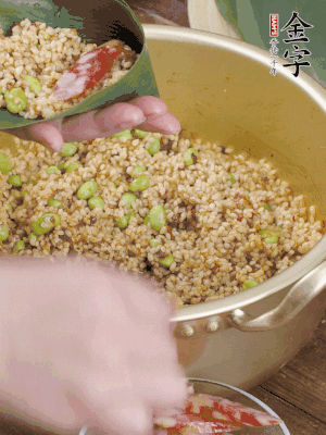 兩片粽葉1/2處葉尾相疊，中間卷成圓錐后裝入餡料。