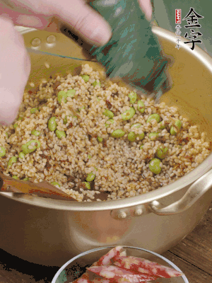 再附一張粽子，一齊向后折疊，線繩捆綁。