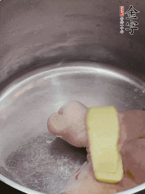 撈出洗凈后，加蔥姜、黃酒二遍焯水。