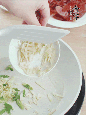 油4成熱，下蔥姜蒜、干辣椒、花椒煸出香味。