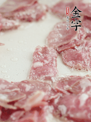 炒鍋熱油，下培根火腿煸炒。